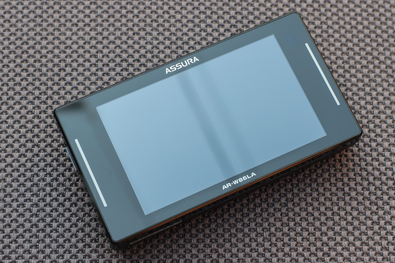 3.7インチと大きめの画面は静電容量式タッチパネル。オプションでリモコンもある