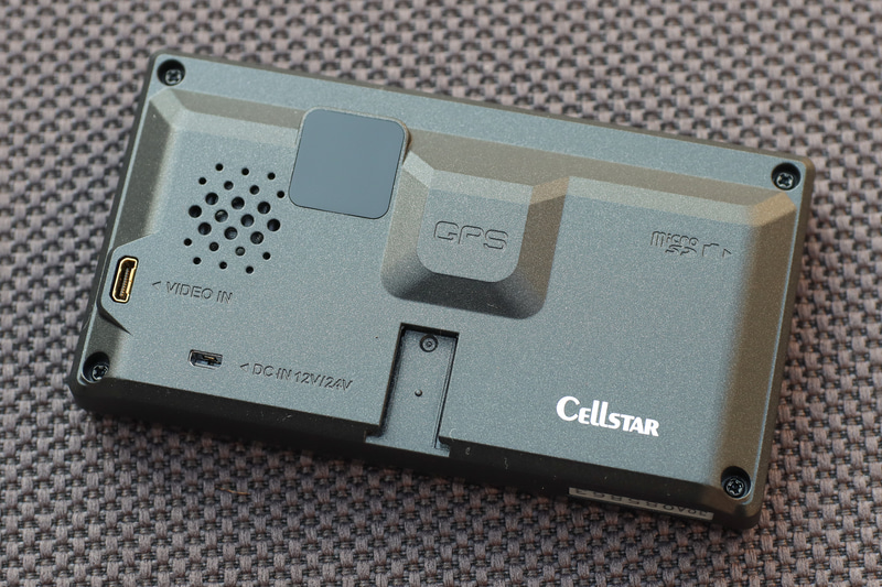 背面中央にはGPSアンテナとその横にレーザー式オービスのレーザー受光部がある