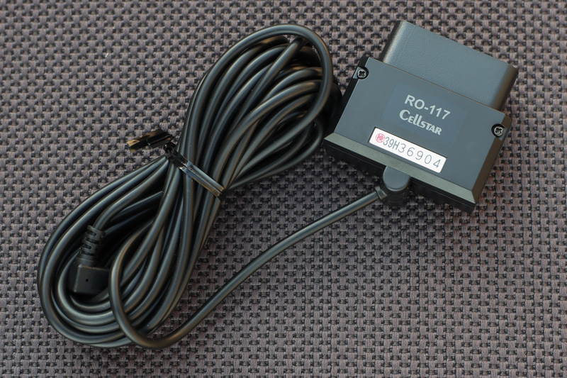 オプションのOBD2アダプター。電源もここから取れる