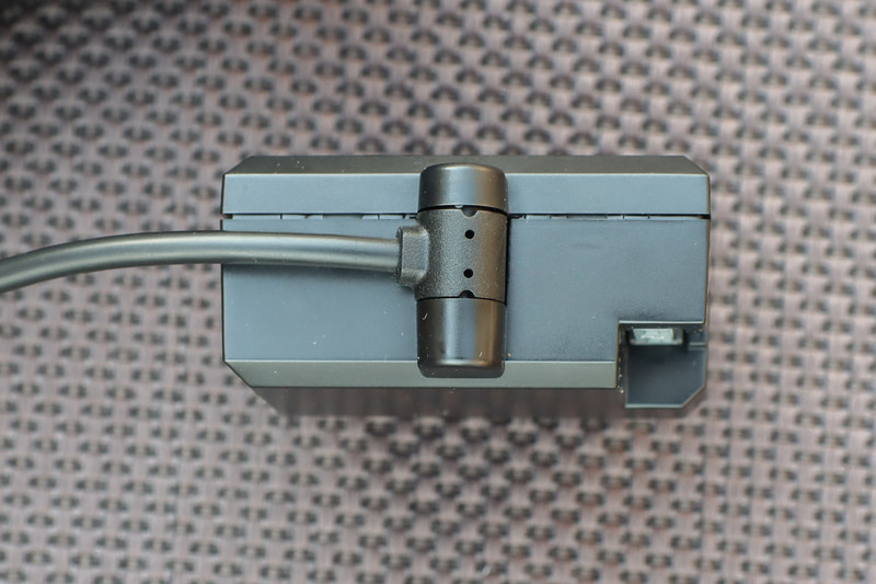 ケーブルの付け根が180度可動式なので装着時にケーブルが邪魔にならない