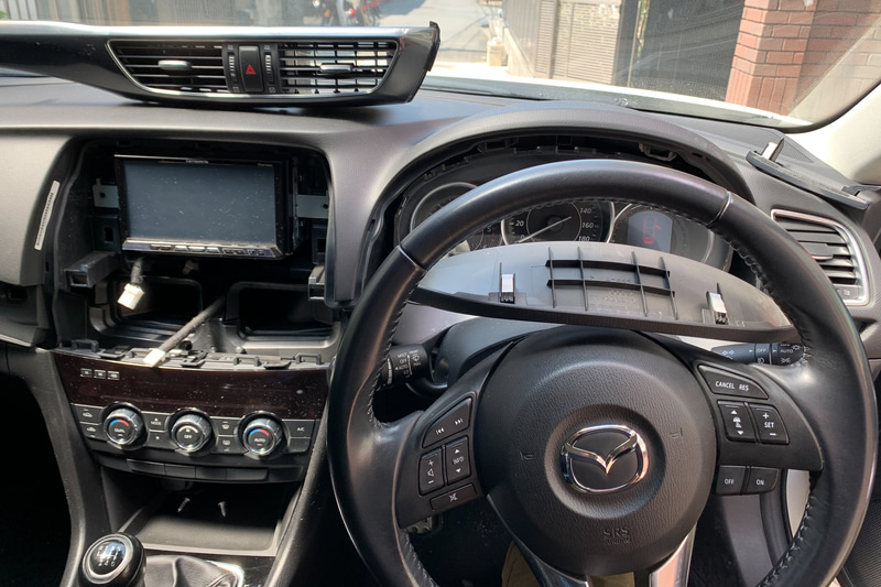 まずはカーナビの裏側にアクセスすべくダッシュボードまわりをバラす