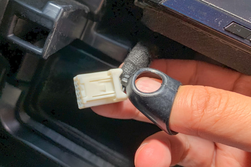 こういった作業のときに便利なのがエーモン工業の「ハーネスカプラーはずし」。純正カプラーを外すのが楽になります