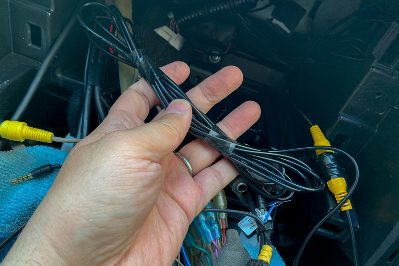 余ったケーブル類もまとめておきます