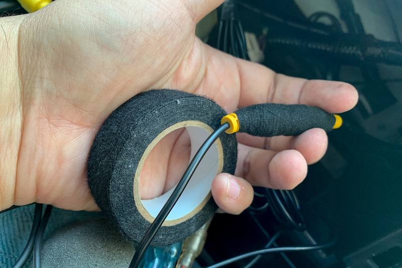 RCA端子などは異音の原因になるのでハーネス結束＆保護テープを巻いてクッション代わりに