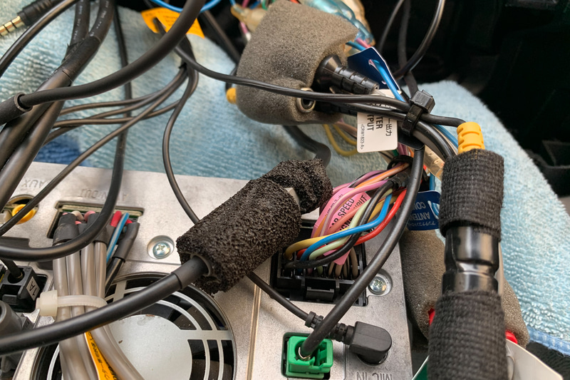 ちなみにカーナビのカプラー類もスポンジテープで巻いて異音対策をしてあります