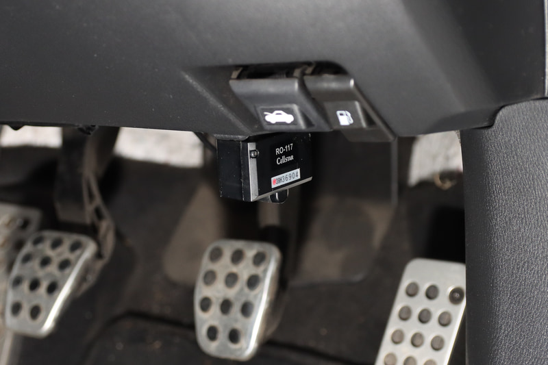 運転席足下のOBD2コネクターに接続。ちょっと出っ張ってますが足がぶつかったりはしなかったです