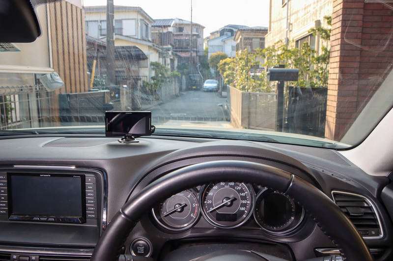 とりあえず装着完了。前方の道路とレーダー探知機の場所が近く、視線移動が少なくて済むのが分かると思います