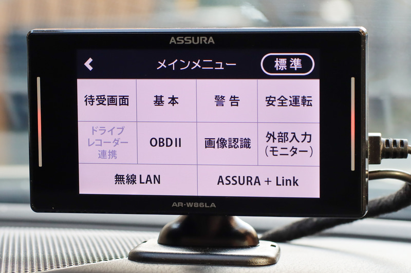 操作はタッチパネル。フリックなども使えるので直感的に操作できます。まずはメニューからOBD2の設定