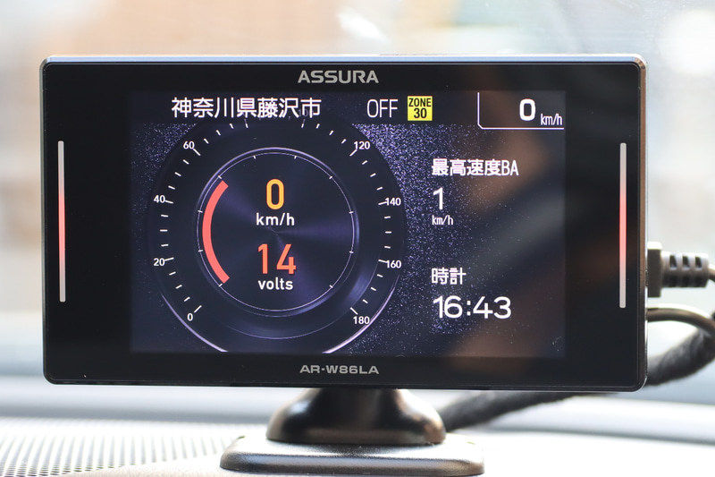 待ち受け画面はデフォルトでメーターや時計、フォトフレーム、災害通知などさまざまなパターンが用意され、さらに別のコンテンツをダウンロードすることも可能