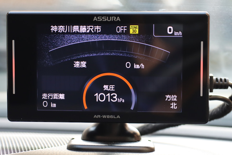 待ち受け画面はデフォルトでメーターや時計、フォトフレーム、災害通知などさまざまなパターンが用意され、さらに別のコンテンツをダウンロードすることも可能