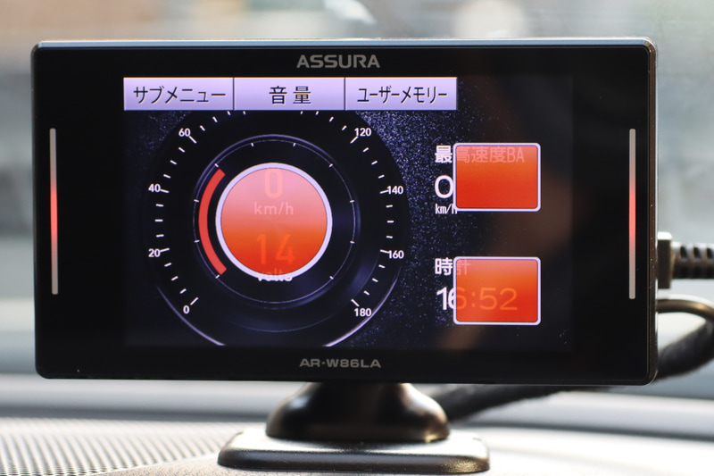メーターなどの待ち受け画面に何の項目を表示するかは任意で変更可能。選べる項目は車速やG、0-400m加速、時計など、さらにOBD2をつなげば車種にもよるが水温や燃費、電圧、吸気温度なども表示できる