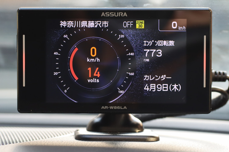 左側に車速と電圧、右側に回転数とカレンダーを表示した例