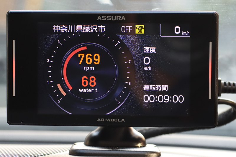 同じメーター表示をベースに左に回転数と電圧、右に車速と運転時間を表示した例