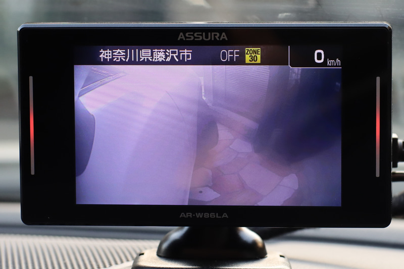 これで停車や低速時はカメラの映像が出る仕様に。駐車場を出るときから即座にカメラの映像を確認できます