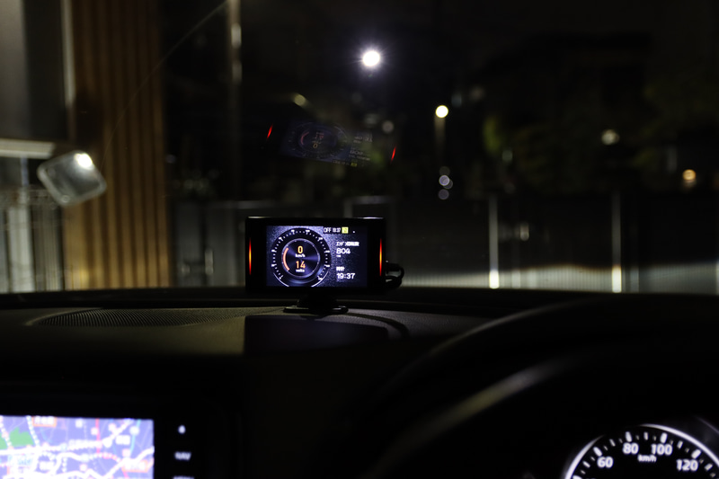 待ち受け画面は主に黒系がベース。そのため窓ガラスへの映り込みも少なめです