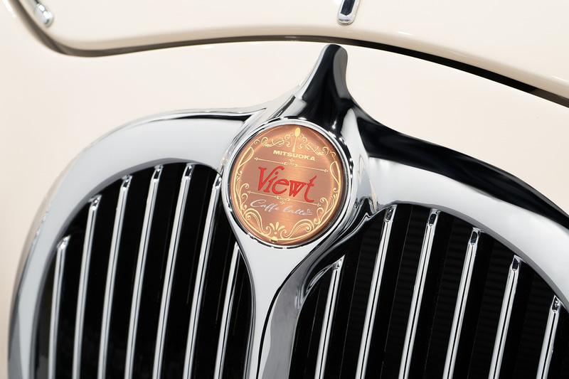 フロントグリルの専用エンブレム