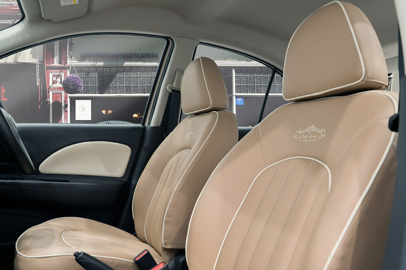 フロントシートに専用ロゴが刺繍された専用レザーシートを標準装備。合成皮革の専用カラードドアトリムも装着