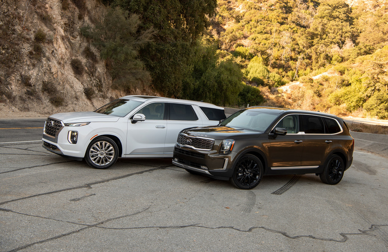 中型SUVサイズに位置付けられるテルライド（写真手前）。ボディサイズは5000×1990×1750mm（全長×全幅×全高）。7人乗りまたは8人乗りを選択可能