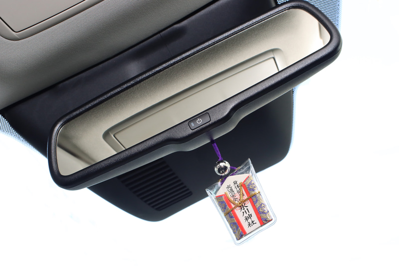 ルームミラーにぶら下げたお守りが事故のもとに？