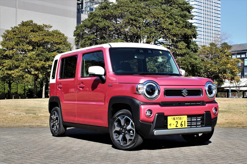 「チアフルピンクメタリック ホワイト2トーン」の2代目ハスラー。ボディカラーはモノトーン5種類、2トーン6種類の計11種類を用意している