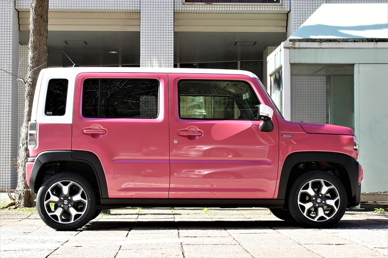 「チアフルピンクメタリック ホワイト2トーン」の2代目ハスラー。ボディカラーはモノトーン5種類、2トーン6種類の計11種類を用意している