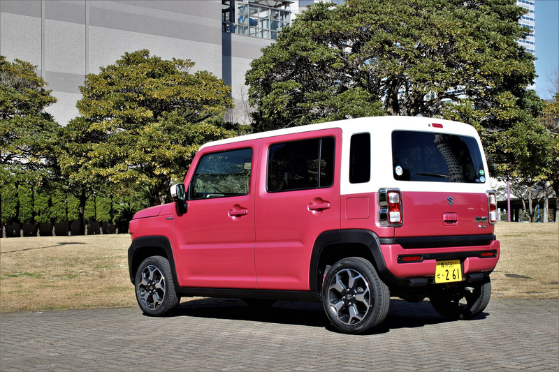 「チアフルピンクメタリック ホワイト2トーン」の2代目ハスラー。ボディカラーはモノトーン5種類、2トーン6種類の計11種類を用意している