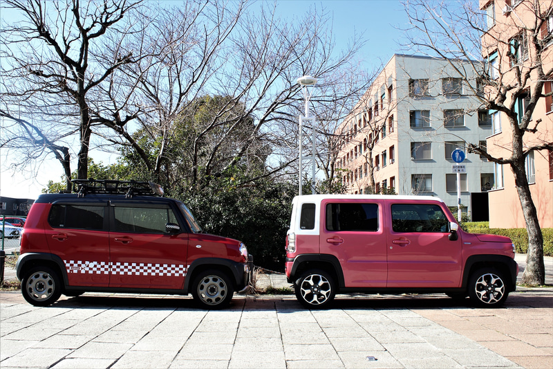 初代ハスラー（左）と2代目ハスラー（右）を屋外で比較したシーン