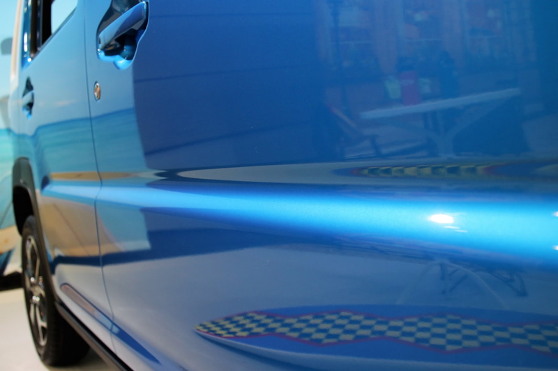 サイドのショルダー部分などの丸さ加減で“厚い板を曲げたような表現”を行ない、頑丈さを視覚化している