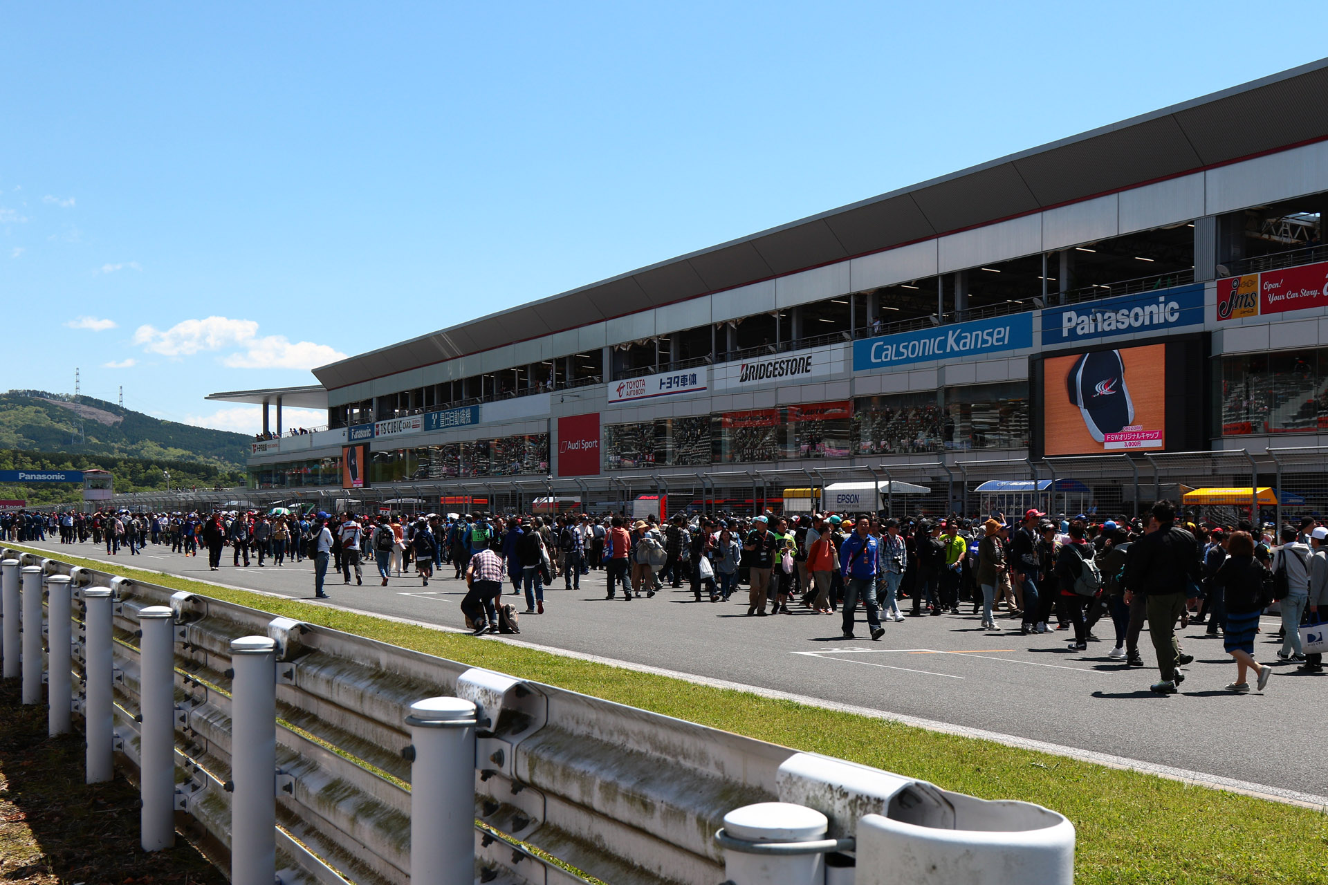 SUPER GT 2018年5月4日：富士スピードウェイ ピットウォーク中のストレートのスタンド側。1か月後の富士24時間の撮影場所の下見（本音）　ピットウォーク中に賑わうメインストレートのファンとピットビル