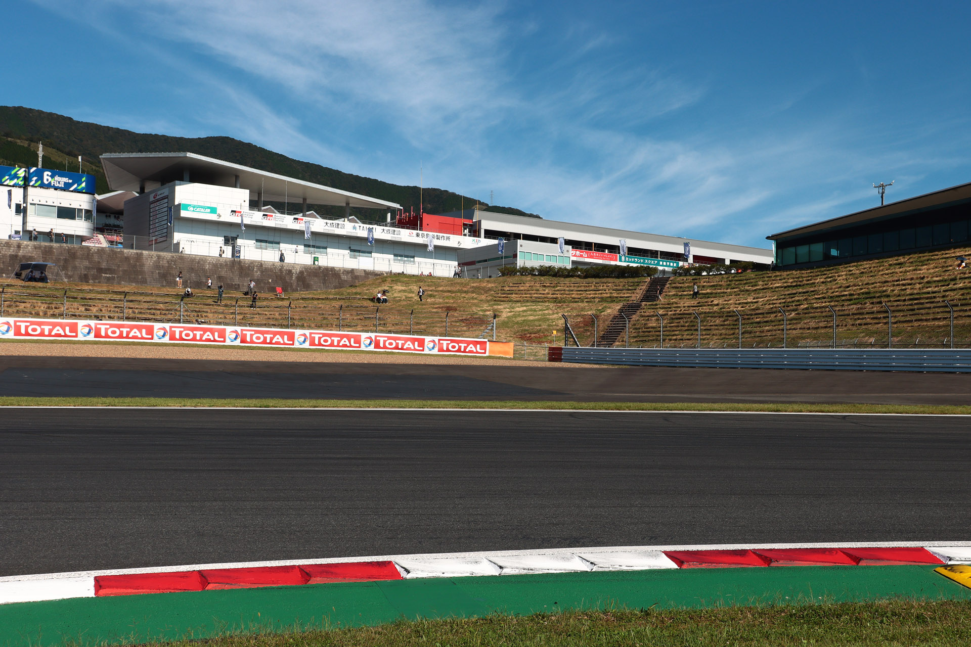 WEC 2019年10月5日:富士スピードウェイ ヘアピンのイン側。ピットビルを背景にヘアピンを撮影