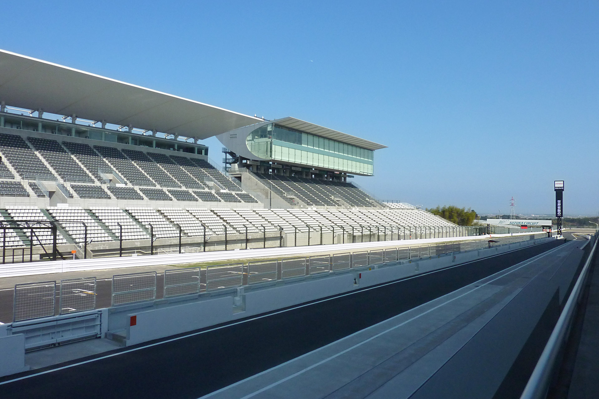 鈴鹿サーキット改修 取材公開日 2009年4月9日：鈴鹿サーキット ピットビルからメインストレートとグランドスタンド。鈴鹿サーキットの改修工事が終わり、報道陣向けに施設やコースなどを公開