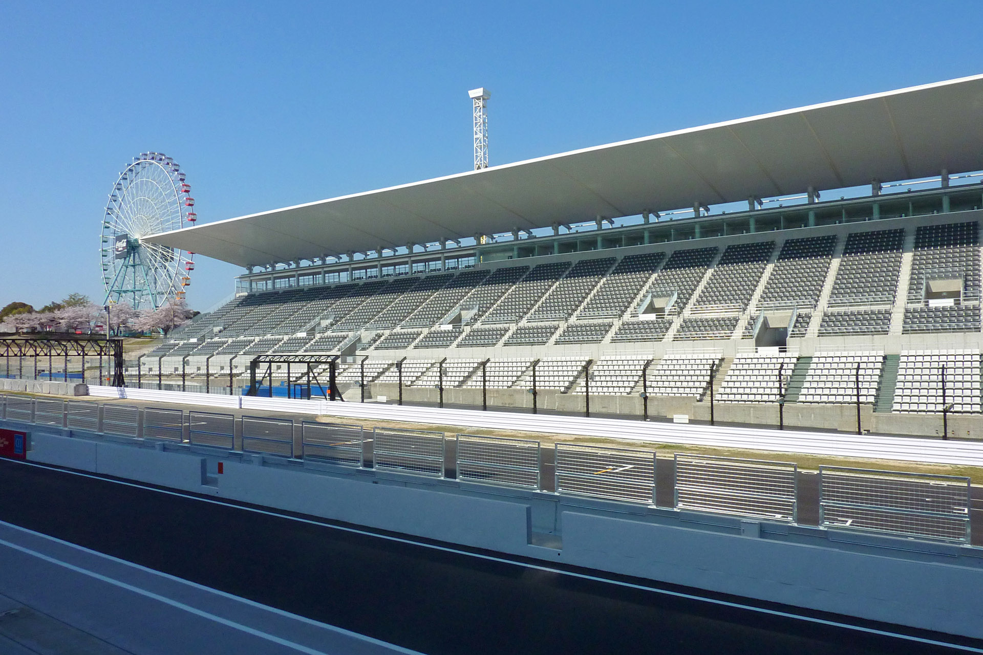 鈴鹿サーキット改修 取材公開日 2009年4月9日：ピットビルからメインストレートとグランドスタンド