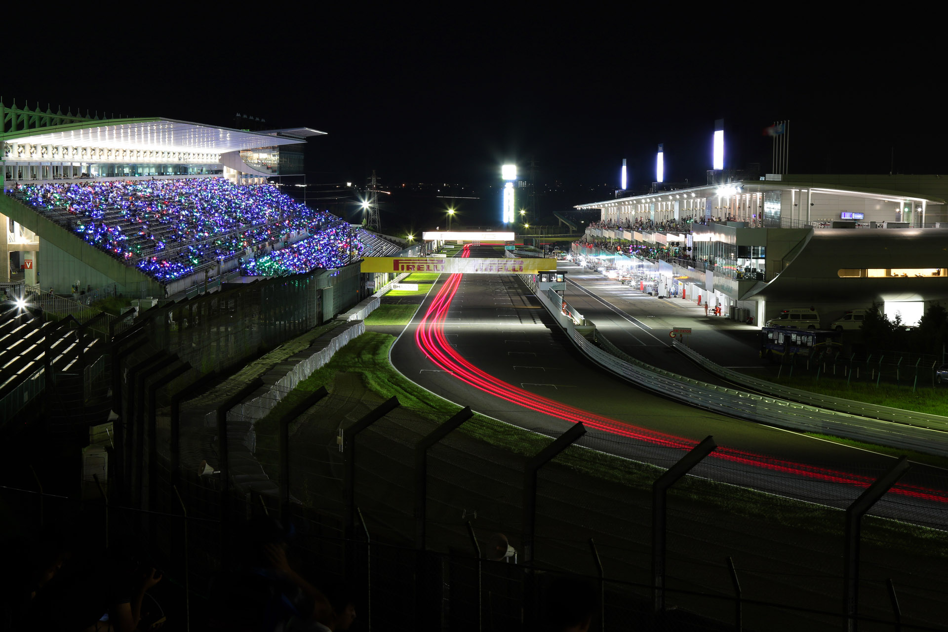 鈴鹿10時間 2019年8月25日：SUZUKA 10Hチェッカー直前に最終コーナースタンドからメインストレートの光跡を撮影