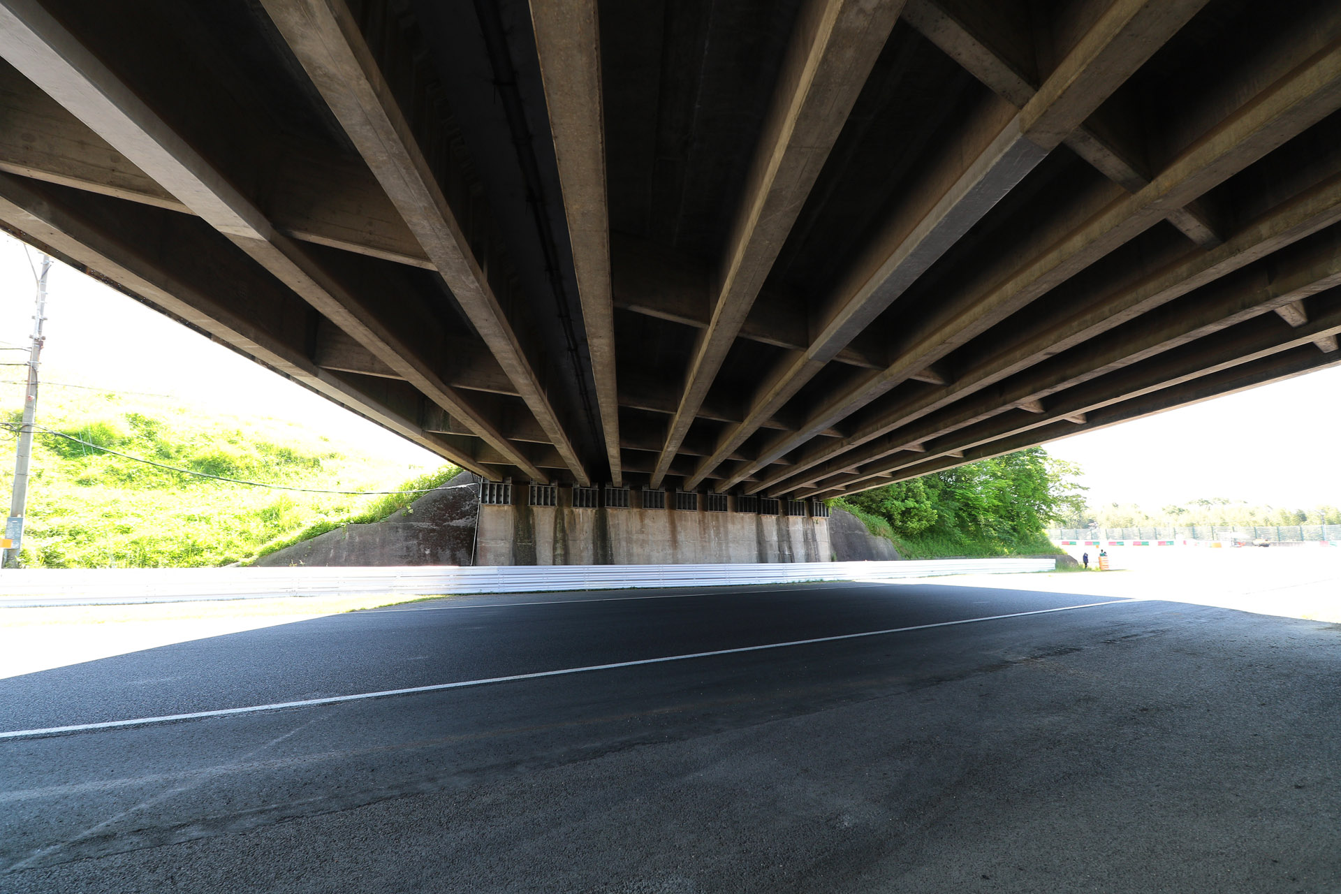 SUPER GT 2019年5月25日:鈴鹿サーキット 立体交差下。立体交差下を路面、天井、土手の緑の露出をバランスさせながら撮影