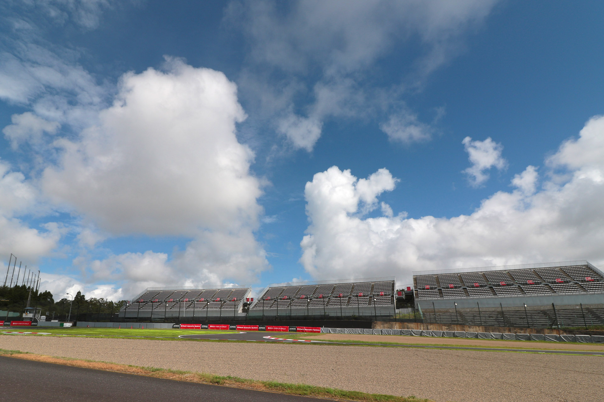 ハッキネン テスト走行 2019年8月7日：鈴鹿サーキット シケインのインサイド側。夏らしい雲をバックに、シケインとQ2スタンドを撮影