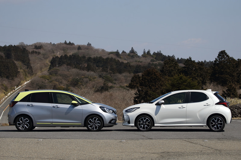 ヤリス「HYBRID Z」（229万5000円）とフィット「e：HEV NESS」（222万7500円）の3面図。ヤリス HYBRID Zのボディサイズは3940×1695×1500mm（全長×全幅×全高）で、ホイールベースは2550mm。フィット e：HEV NESSのボディサイズは3995×1695×1540mm。ホイールベースは2530mm