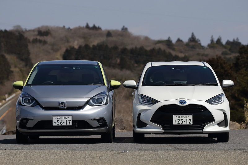 ヤリス「HYBRID Z」（229万5000円）とフィット「e：HEV NESS」（222万7500円）の3面図。ヤリス HYBRID Zのボディサイズは3940×1695×1500mm（全長×全幅×全高）で、ホイールベースは2550mm。フィット e：HEV NESSのボディサイズは3995×1695×1540mm。ホイールベースは2530mm