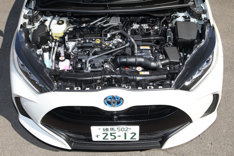 ヤリス HYBRID Zは直列3気筒1.5リッター「M15A-FXE」型エンジン（最高出力67kW［91PS］/5500rpm、最大トルク120Nm［12.2kgfm］/3800-4800rpm）にモーターの組み合わせ