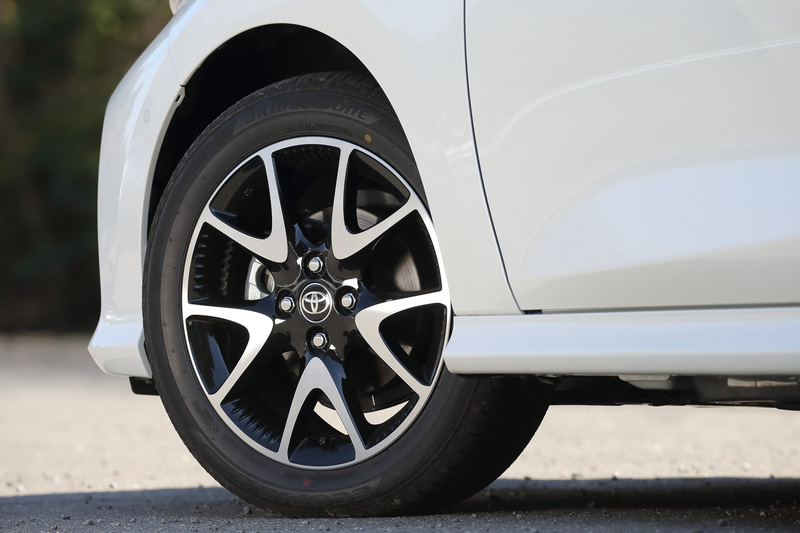 ヤリス HYBRID Zはオプションの16インチアルミホイールを装着（タイヤサイズ：185/55R16）