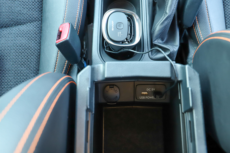 給電はクルマのUSBポートか、IG-MX15に付属するカーアダプターから行なう。なお、付属のカーアダプターにIG-MX15が接続されているとき、もう一方のUSBポートには1.5A以下の機器を接続できる