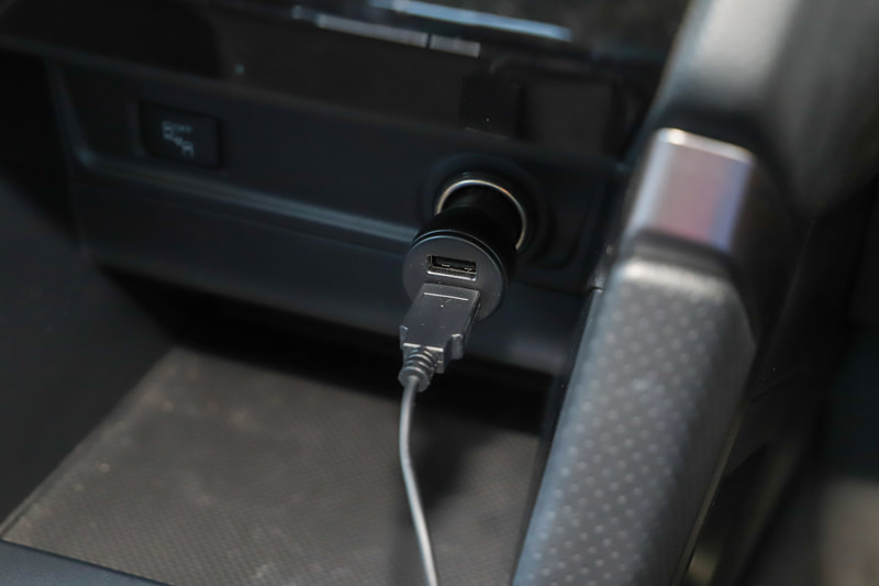 給電はクルマのUSBポートか、IG-MX15に付属するカーアダプターから行なう。なお、付属のカーアダプターにIG-MX15が接続されているとき、もう一方のUSBポートには1.5A以下の機器を接続できる