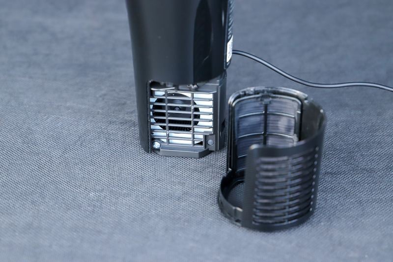 本体下部の吸込口には花粉キャッチフィルターを装着するカバーを設定する