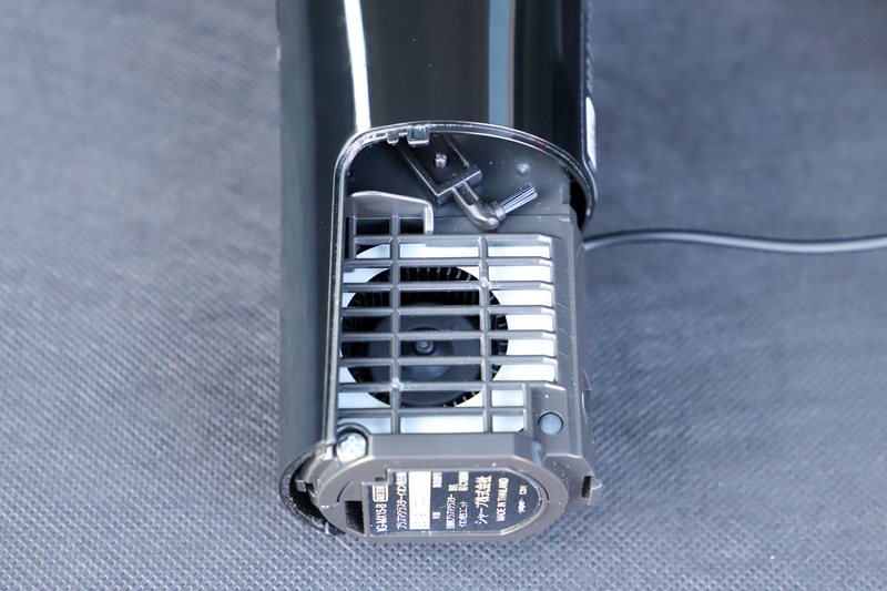 本体下部の吸込口には花粉キャッチフィルターを装着するカバーを設定する