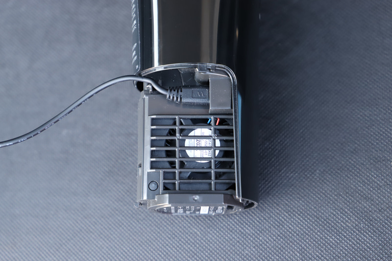 本体下部の吸込口には花粉キャッチフィルターを装着するカバーを設定する