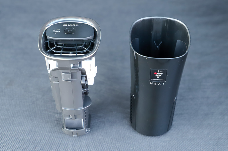 フィルターカバーと本体カバーを外して、ユニットの掃除や交換ができる。ユニットの清掃は家庭やオフィスで使っている場合、本体横に装着されているユニット清掃ブラシを使って6か月に1回程度でOK。ユニット交換は総運転時間が約1万7500時間（1日24時間運転して約2年）が経過するとユニット交換ランプが点滅するので、別売の交換用プラズマクラスターイオン発生ユニット「IZ-C100M」（税別5000円）と交換する