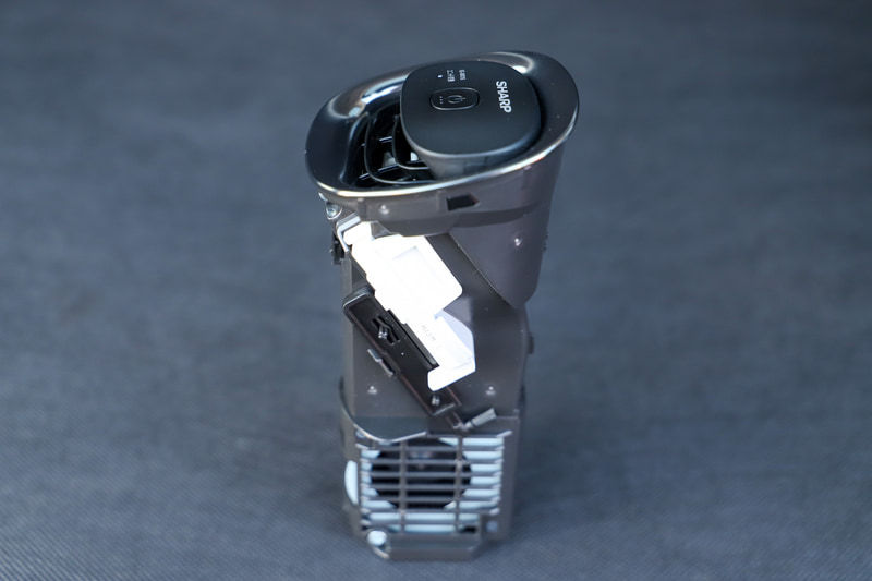 フィルターカバーと本体カバーを外して、ユニットの掃除や交換ができる。ユニットの清掃は家庭やオフィスで使っている場合、本体横に装着されているユニット清掃ブラシを使って6か月に1回程度でOK。ユニット交換は総運転時間が約1万7500時間（1日24時間運転して約2年）が経過するとユニット交換ランプが点滅するので、別売の交換用プラズマクラスターイオン発生ユニット「IZ-C100M」（税別5000円）と交換する