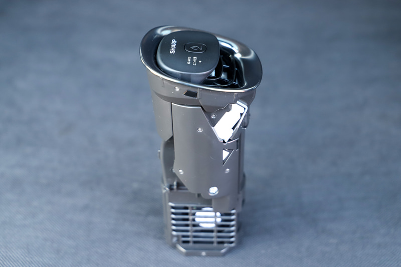 フィルターカバーと本体カバーを外して、ユニットの掃除や交換ができる。ユニットの清掃は家庭やオフィスで使っている場合、本体横に装着されているユニット清掃ブラシを使って6か月に1回程度でOK。ユニット交換は総運転時間が約1万7500時間（1日24時間運転して約2年）が経過するとユニット交換ランプが点滅するので、別売の交換用プラズマクラスターイオン発生ユニット「IZ-C100M」（税別5000円）と交換する