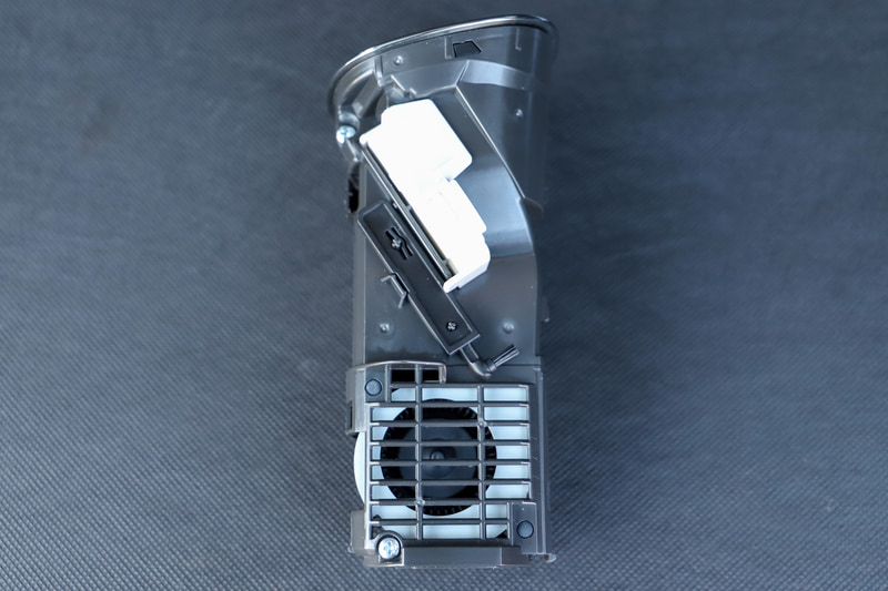 フィルターカバーと本体カバーを外して、ユニットの掃除や交換ができる。ユニットの清掃は家庭やオフィスで使っている場合、本体横に装着されているユニット清掃ブラシを使って6か月に1回程度でOK。ユニット交換は総運転時間が約1万7500時間（1日24時間運転して約2年）が経過するとユニット交換ランプが点滅するので、別売の交換用プラズマクラスターイオン発生ユニット「IZ-C100M」（税別5000円）と交換する