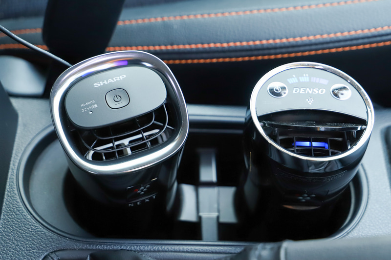 「プラズマクラスターNEXT」搭載のIG-MX15（左）と、数年間使い続けている「プラズマクラスター25000」搭載のプラズマクラスターイオン発生器（右）