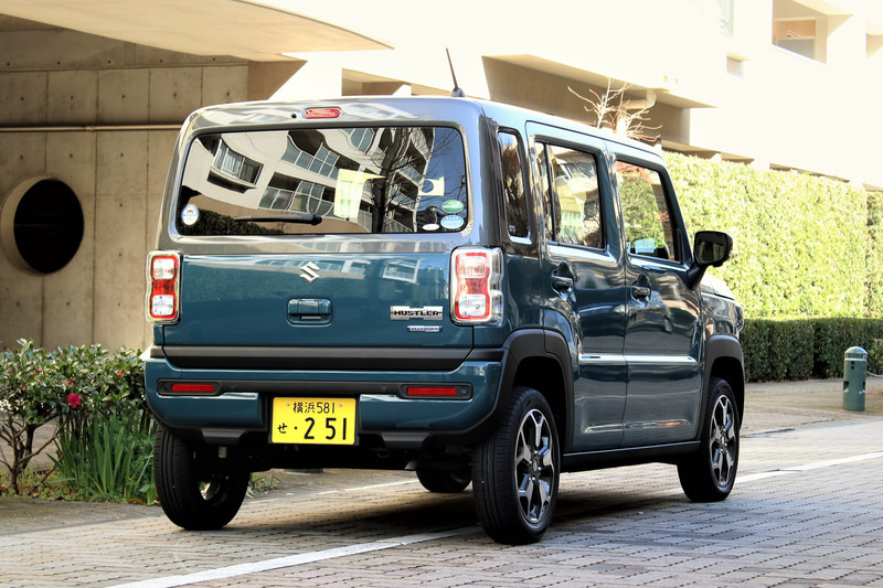 2代目ハスラーはラゲッジスペース側面にもウィンドウを持つ6ライトスタイルを採用する